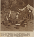 874395 Afbeelding van als kabouters verklede kleuters tijdens een picknick in de tuin van de R.K. Industrie- en ...